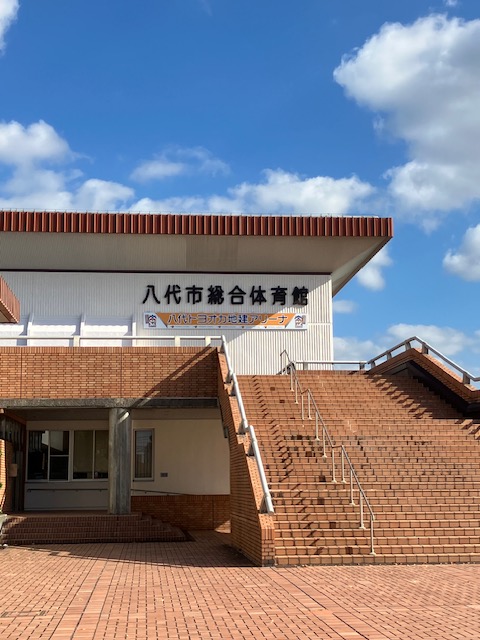 八代市総合体育館（八代トヨオカ地建アリーナ）でボランティア活動。障がい者施設の人達が集まる運動会が明日あるため、その準備をしてきました。