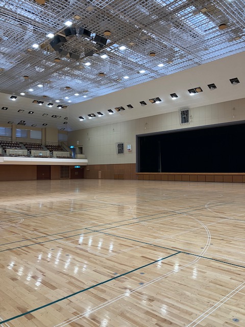 八代市いきいきふくしスポーツ大会の前日準備。体育館で会場設営を行うボランティアの様子（まだ会場に到着しただけ）。