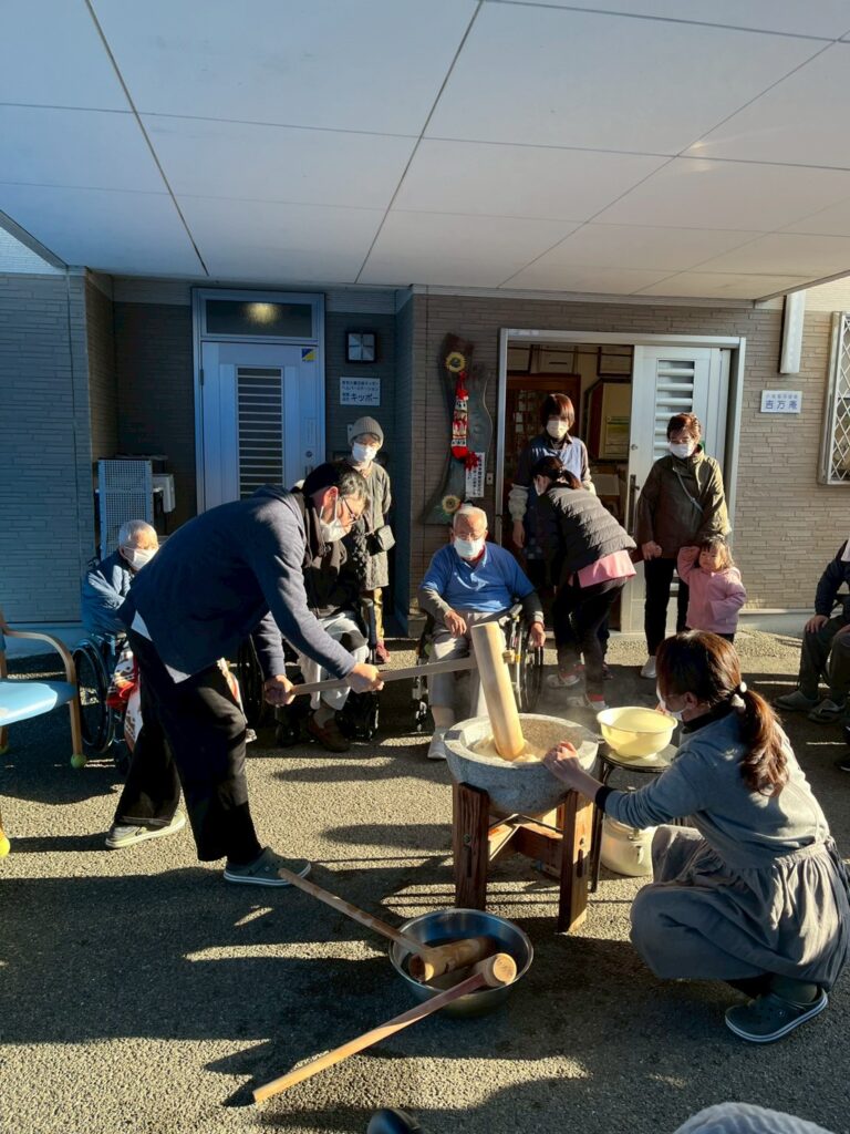 八代市の小規模多機能吉方庵にて。スタッフが一生懸命頑張っております。利用者様は笑顔で「よいしょーよいしょー」と掛け声で応援していました。