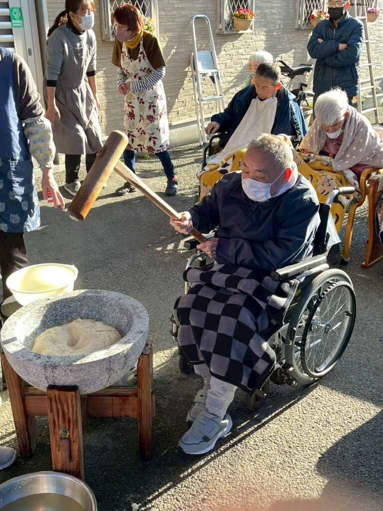 八代市千丁町の小規模多機能型居宅介護吉方庵にて。
車椅子の利用者様でも力強くされていました。この日はとても寒い1日でした。