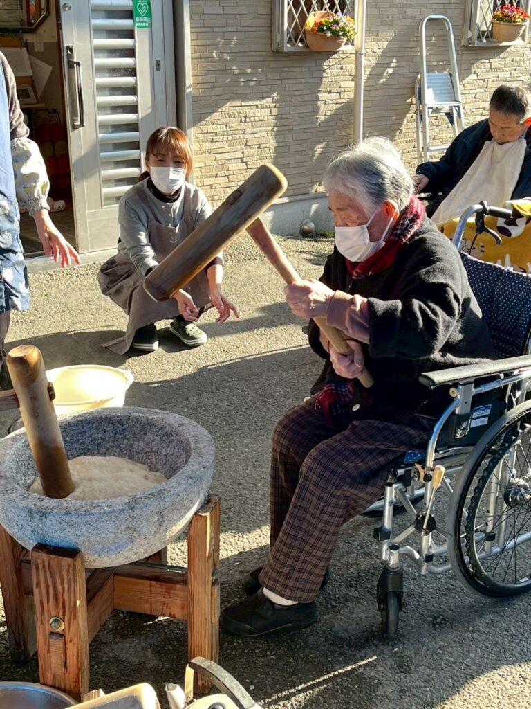八代市千丁町の小規模多機能型居宅介護吉方庵にて。
車椅子の利用者様でも力強くされていました。