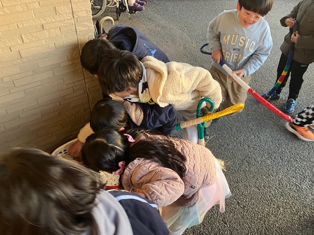 八代地域の伝統行事「もぐら打ち」の後の様子。人気のお菓子はすぐなくなります。