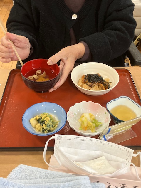 香ばしく焼き上げられた本格的なひつまぶし御膳。季節を感じる介護施設の食事