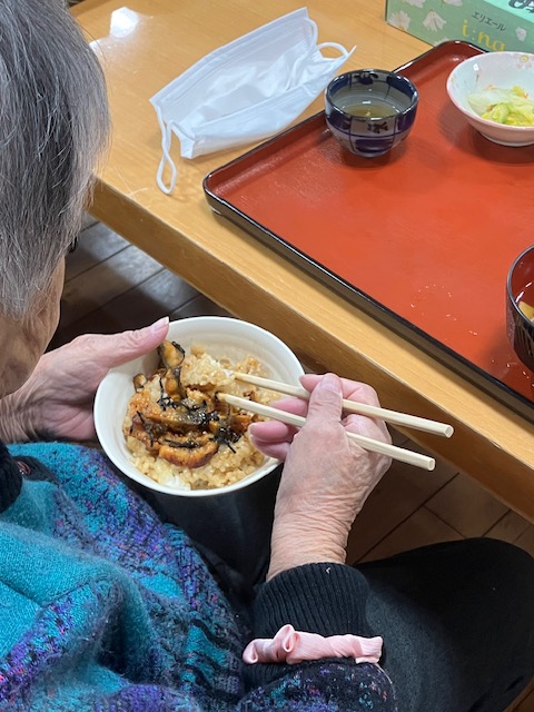 利用者様の食事をサポートする吉方庵のスタッフ。アットホームな雰囲気でのイベント食