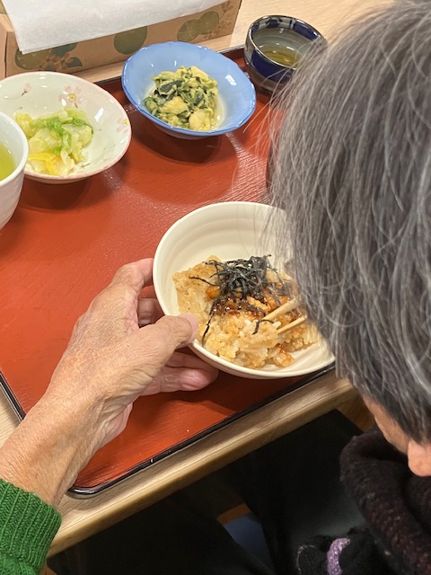 「美味しいね」と笑顔でひつまぶしを楽しむ利用者様。食べる喜びを大切にするケア