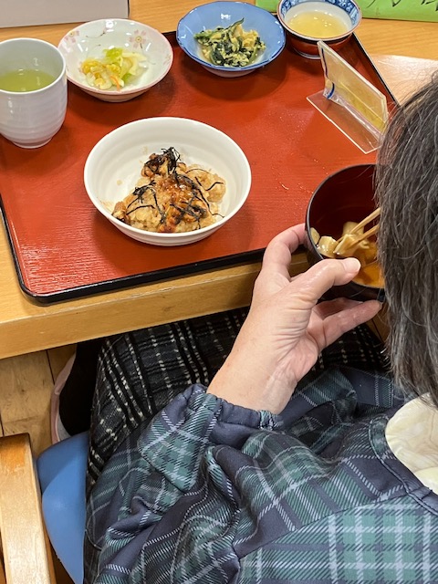 八代市の小規模多機能「吉方庵」でのひつまぶしイベントランチの様子