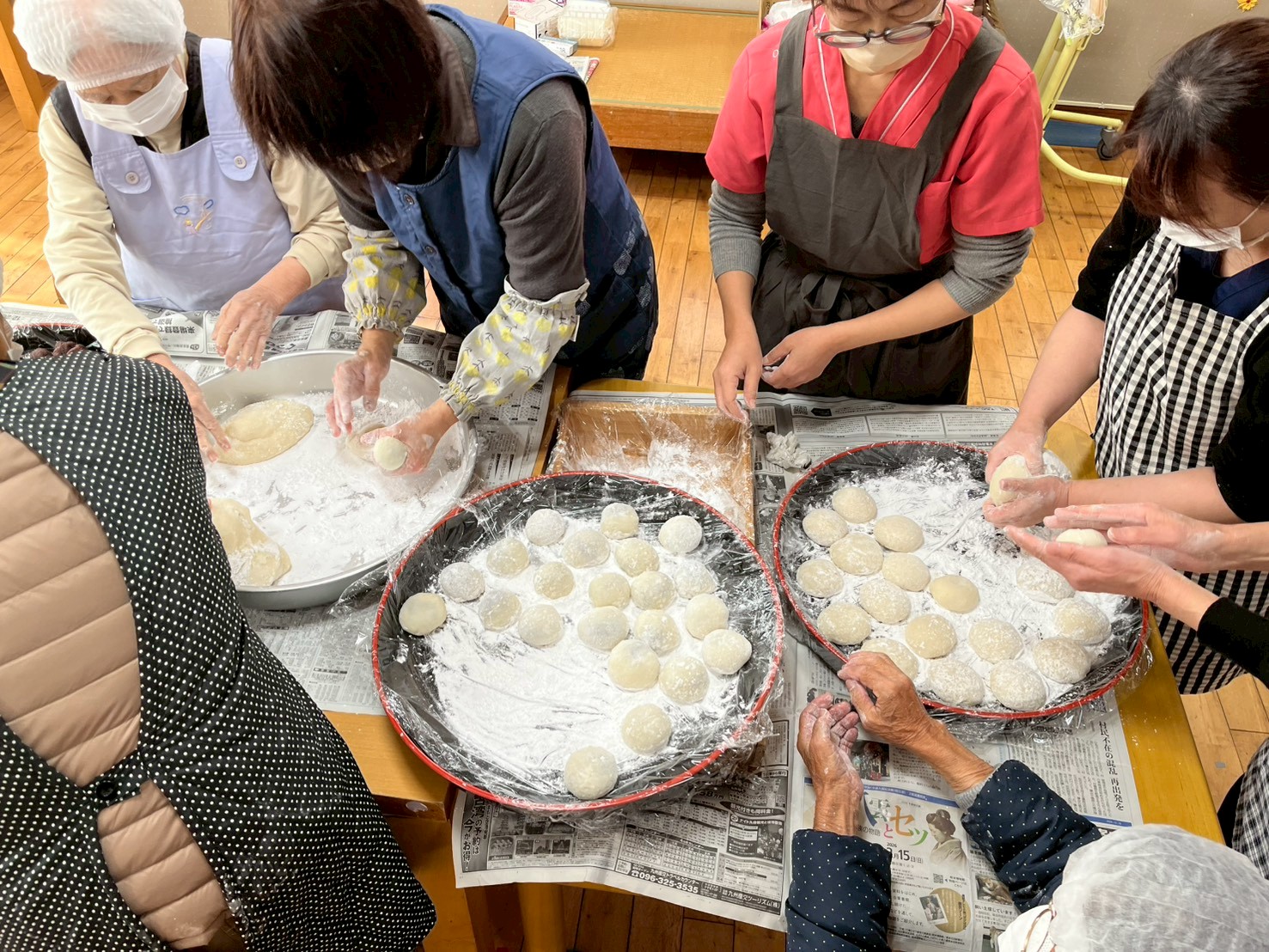 八代市千丁町の有限会社キッポー 小規模多機能型居宅介護吉方庵にて。 スタッフと利用者様と地域の方々と餅を丸めています。味見したらとてもいい感じにできたいたそうです。