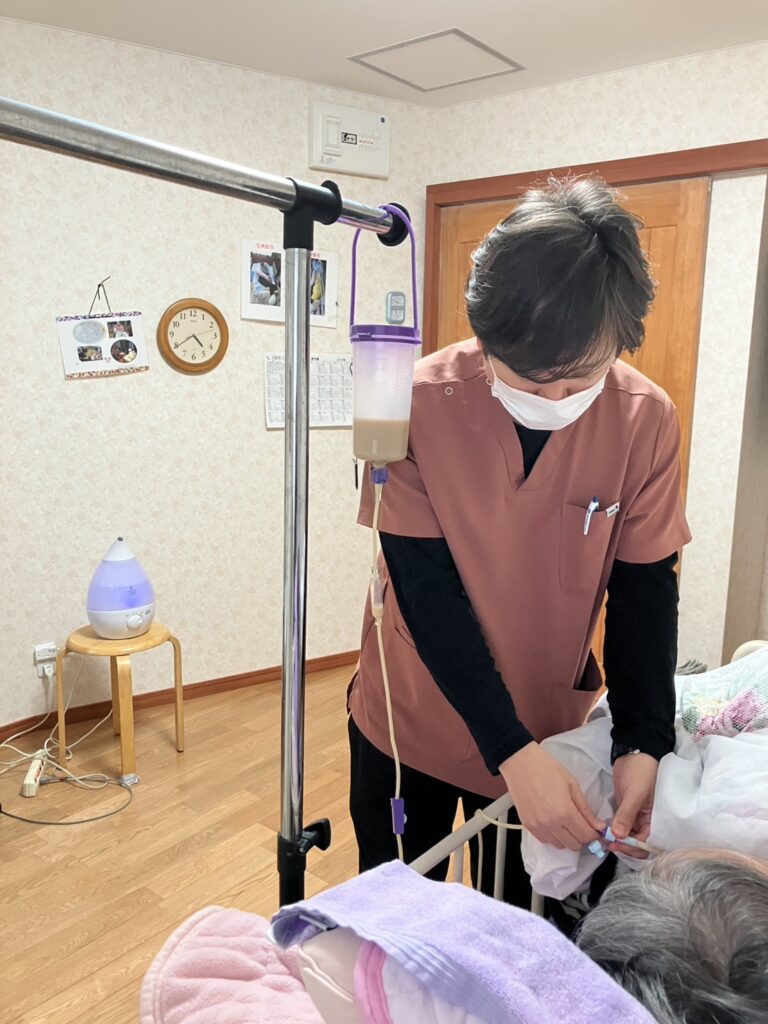利用者様の自宅で行う経管栄養の注入サポート。医師の指示に基づいた正確な速度調整と観察。