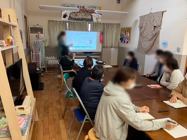 有限会社キッポーのスタッフ全員で行うヒヤリハット全体会議の様子。事故防止に向けた真剣な議論。看護師、介護士、ケアマネが様々な意見を出し合いました。