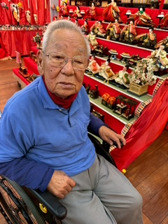 お雛様を見て穏やかな表情の利用者様