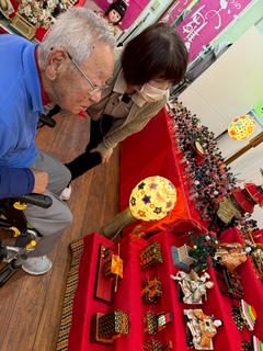 スタッフと一緒に安心してお雛祭りを見学