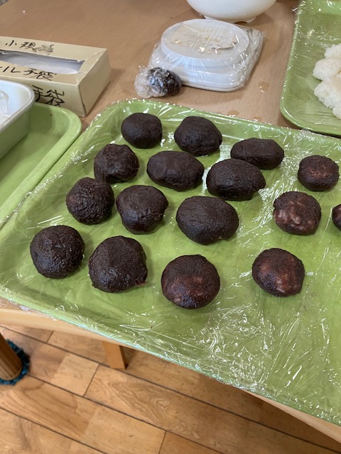 3月20日お彼岸です。八代市の小規模多機能型居宅介護吉方庵では利用者様と一緒におはぎを作りました！