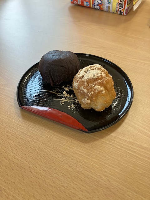 完成したあんこときなこの美味しそうな手作りおはぎ。