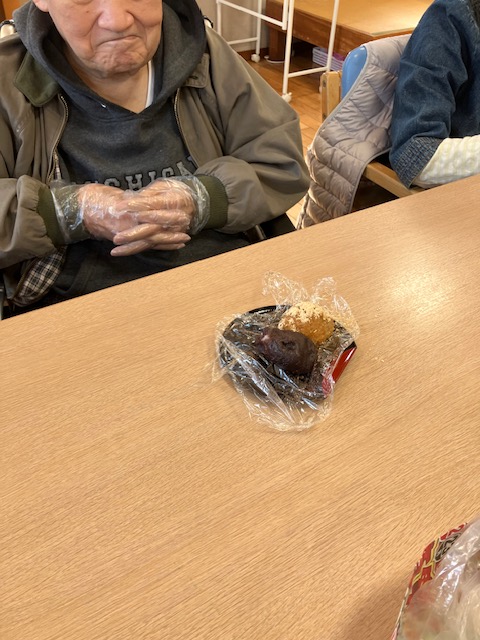 手作りおはぎを前に笑顔で過ごされるご利用者様の様子。