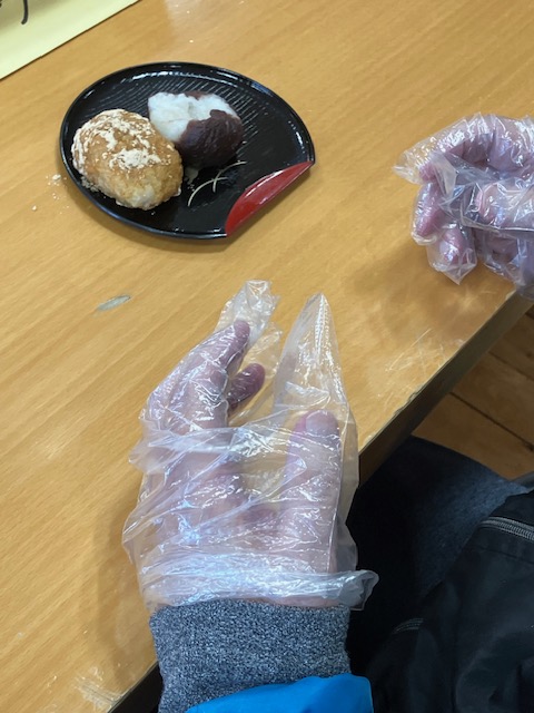 丁寧に作られたおはぎと、作業中のご利用者様の手元。