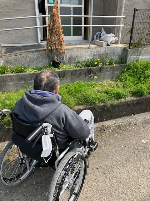 夜間不眠で日中に傾眠傾向になられていた利用者様。日光浴を行って体内時計をリセット。