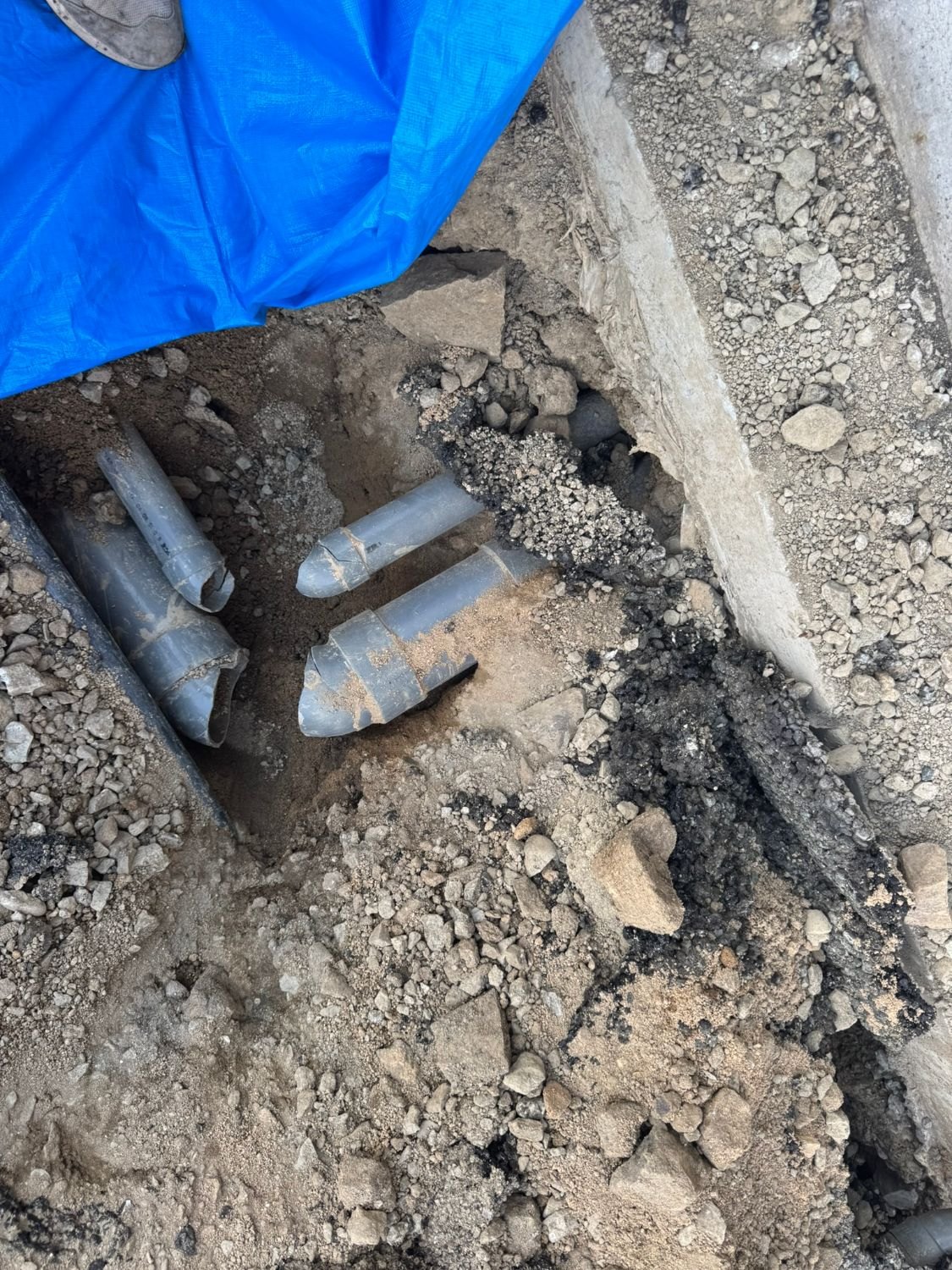 砕けて外れた下水道の配管